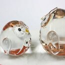 Gl&uuml;ckseule mit Jungem, Glas, Symbol f.Weisheit &...